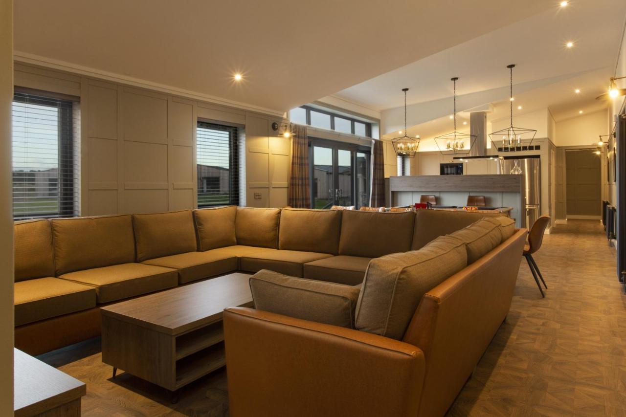 Отель Dundonald Links Dreghorn Экстерьер фото